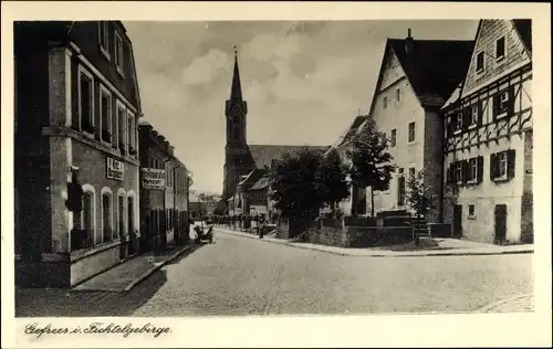 Ak Gefrees im Fichtelgebirge Oberfranken, Stadtansicht, Glockenturm, Straßenpartie