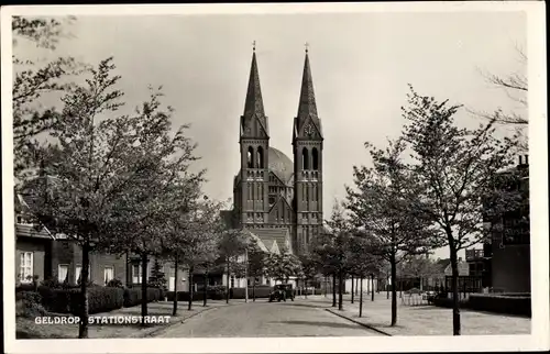 Ak Geldrop Nordbrabant Niederlande, Stationstraat, Kirche