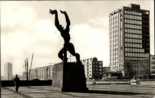 Ak Rotterdam Südholland Niederlande, Gezicht op Schledamsedijk en monument Zadkine