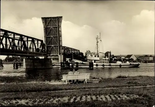 Ak Wolgast in Mecklenburg Vorpommern, Hafen, geöffnete Brücke, Schiffe