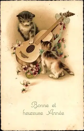 Ak Glückwunsch Neujahr, Zwei junge Katzen mit einer Gitarre, Veilchen