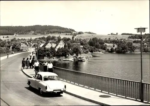 Ak Saalburg in Thüringen, Straßenpartie an der Bleilochtalsperre, Blick zum Ort