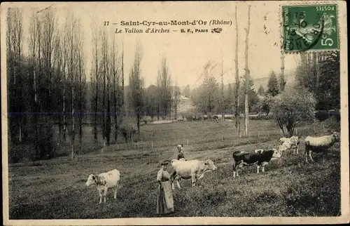 Ak Saint Cyr au Mont d'Or Rhône, Le Vallon d'Arches, Bäuerin mit Rindern auf der Weide