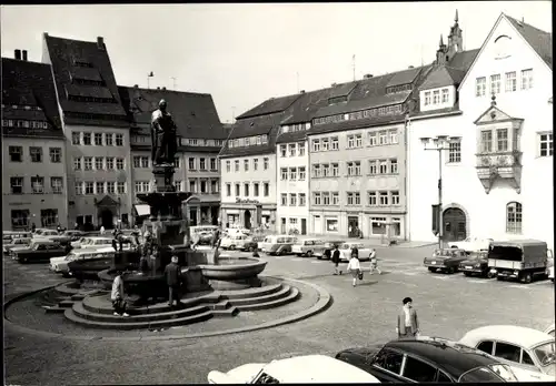 Foto Ak Freiberg in Sachsen, Markt, Brunnen, Autos