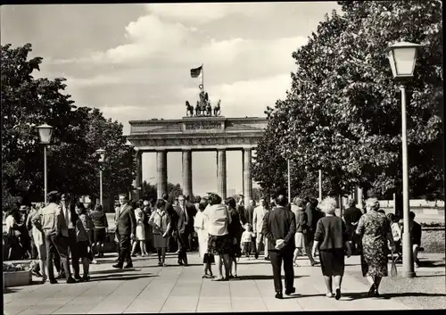 Ak Berlin Mitte, Blick zum Brandenburger Tor, Passanten, Fahne