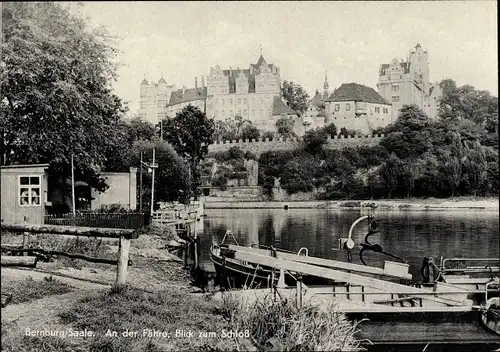 Ak Bernburg an der Saale, An der Fähre, Blick zum Schloss