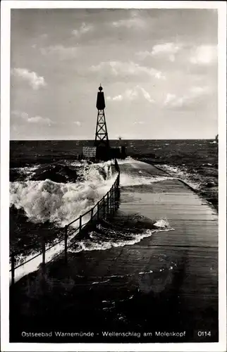 Ak Ostseebad Warnemünde Rostock, Wellenschlag am Molenkopf