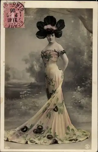 Ak Schauspielerin Luce Lhery, Portrait im Kleid