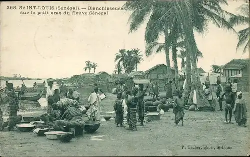 Ak Saint Louis Senegal, Wäscherinnen am kleinen Arm des Senegal