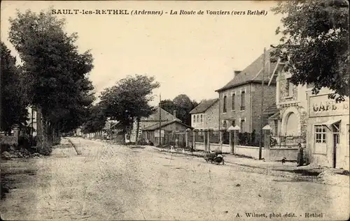 Ak Sault les Rethel Ardennes, La Route de Vouziers, Café