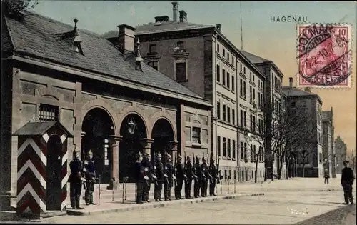 Ak Haguenau Hagenau im Elsass Bas Rhin, Soldaten vor der Kaserne