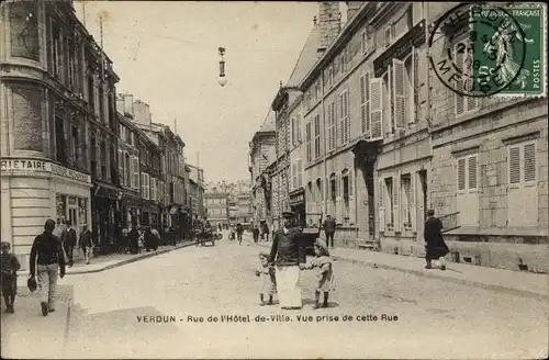 Ak Verdun-Meuse, Rue Hotel de Ville, Blick von dieser Straße aus