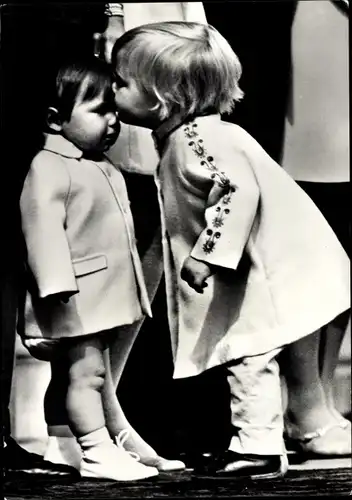 Ak Prinz Willem Alexander der Niederlande küsst Prinz Maurits, 1969