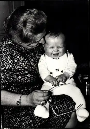 Ak Königin Juliana der Niederlande mit Prinz Johan Friso, Portrait