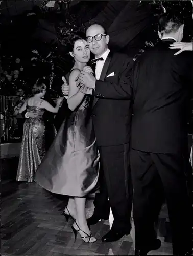 37 Pressefotos Vera Tschechowa, Portraits und Filmszenen