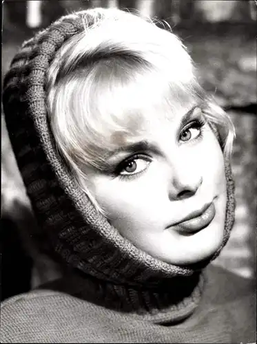 204 Pressefotos Elke Sommer, Portraits und Filmszenen