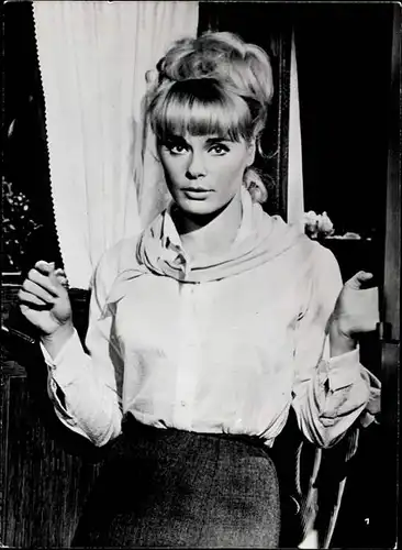 204 Pressefotos Elke Sommer, Portraits und Filmszenen