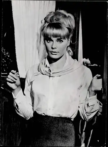 204 Pressefotos Elke Sommer, Portraits und Filmszenen