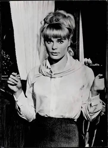 204 Pressefotos Elke Sommer, Portraits und Filmszenen