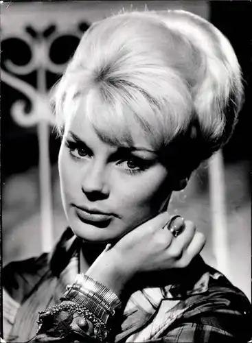 204 Pressefotos Elke Sommer, Portraits und Filmszenen