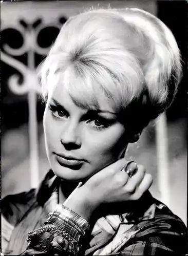 204 Pressefotos Elke Sommer, Portraits und Filmszenen