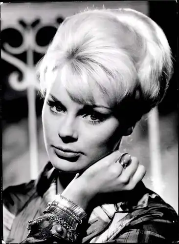 58 Pressefotos Elke Sommer, Portraits und Filmszenen