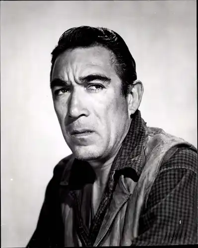 29 Pressefoto Anthony Quinn, Portraits und Filmszenen