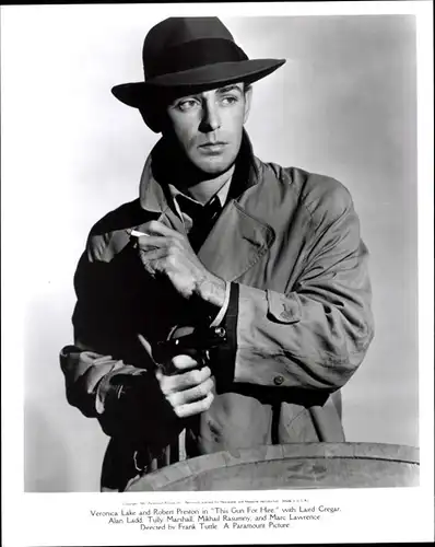 24 Pressefotos Alan Ladd, Portraits und Filmszenen