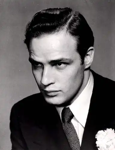 31 Pressefotos Marlon Brando, Portraits und Filmszenen