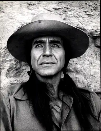 29 Pressefotos Ricardo Montalbán, Portraits und Filmszenen