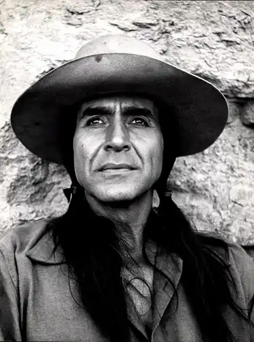 29 Pressefotos Ricardo Montalbán, Portraits und Filmszenen