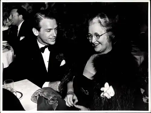 38 Pressefotos Douglas Fairbanks senior und junior, Portraits und Filmszenen