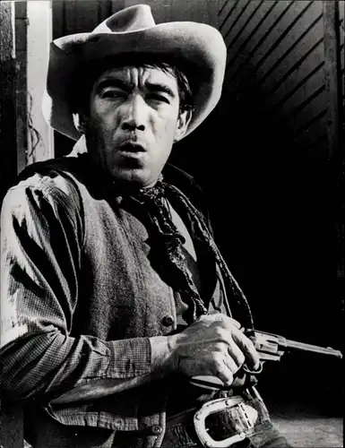 19 Pressefotos Anthony Quinn, Der Mann vom Del Rio, Portraits und Filmszenen