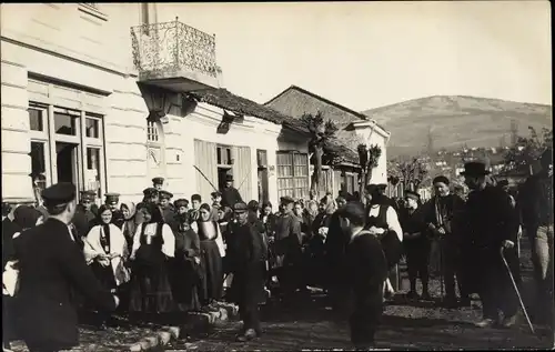 Foto Ak Bulgarien, Soldaten in einem Dorf, Frauen in Trachten, 1. WK