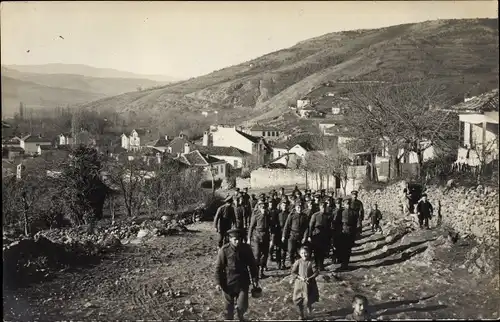 Foto Ak Bulgarien, Soldatenkompanie beim Marsch aus einem Dorf, 1. WK