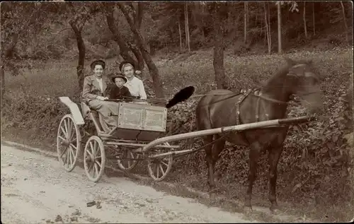 Foto Ak Zwei Frau und Kind in der Kutsche, Pferd, Im Hintergrund Wald