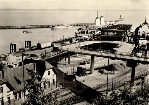 Ak Sassnitz auf Rügen, Fährbahnhof, Vogelschau