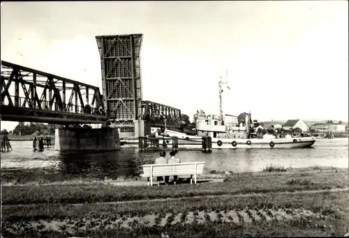 Ak Wolgast in Mecklenburg Vorpommern, Hafen, geöffnete Brücke, Schiffe