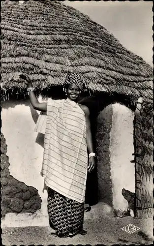 Ak Binder Tschad, junge Foulbé-Frau vor einer Hütte