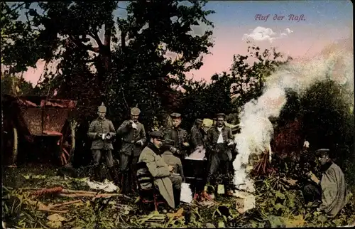 Ak Deutsche Soldaten in Uniformen auf der Rast, Lagerfeuer, I WK