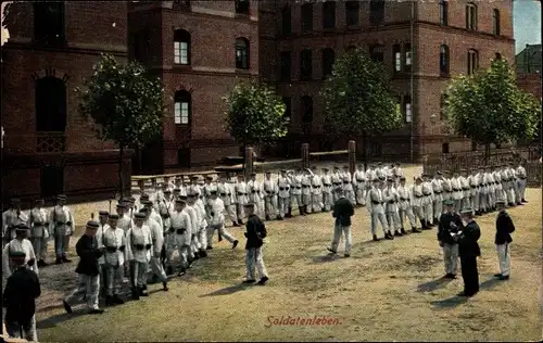 Ak Soldatenleben, Soldaten auf dem Exerzierplatz, Kasernenhof