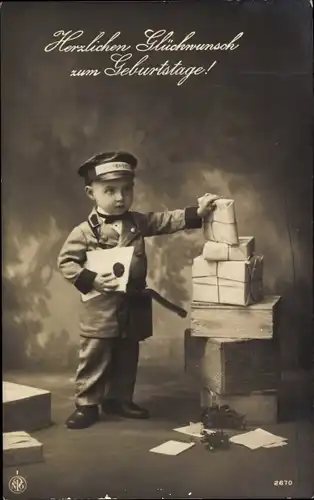 Ak Glückwunsch Geburtstag, Junge als Paketbote, Geschenke