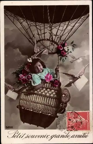 Ak Mädchen im Heißluftballon, Kitsch, Blumen