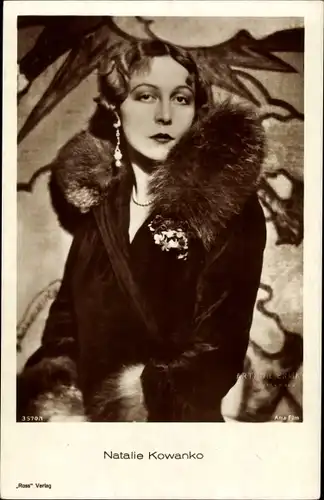 Ak Schauspielerin Natalie Kowanko, Portrait, Pelzkragen