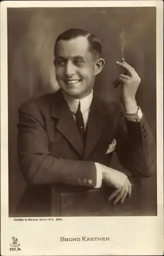 Ak Schauspieler Bruno Kastner, Portrait mit Zigarette