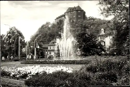 Ak Greiz im Vogtland, Springbrunnen, Platz, Burg