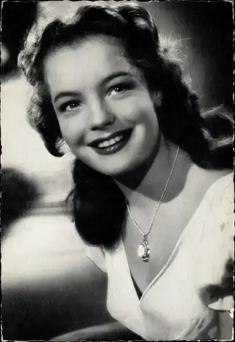 Ak Schauspielerin Romy Schneider, Portrait, Kette