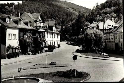 Ak Leutenberg in Thüringen, Straßenpartie, Brunnen