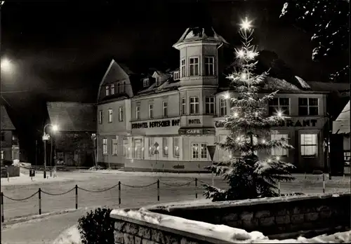 Ak Tabarz im Thüringer Wald, Kurhotel Deutscher Hof, Platz des Friedens, Weihnachtsbaum, Nacht