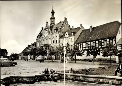Ak Dahlen in Sachsen, Rathaus am Karl-Marx-Platz, Brunnen, Kinder